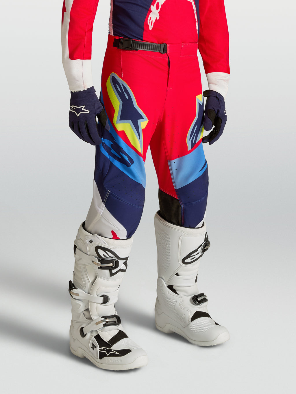 Calças Alpinestars Supertech Dyna Juventude, equipamento de motocross vermelho e azul-marinho em tecido rip-stop elástico.