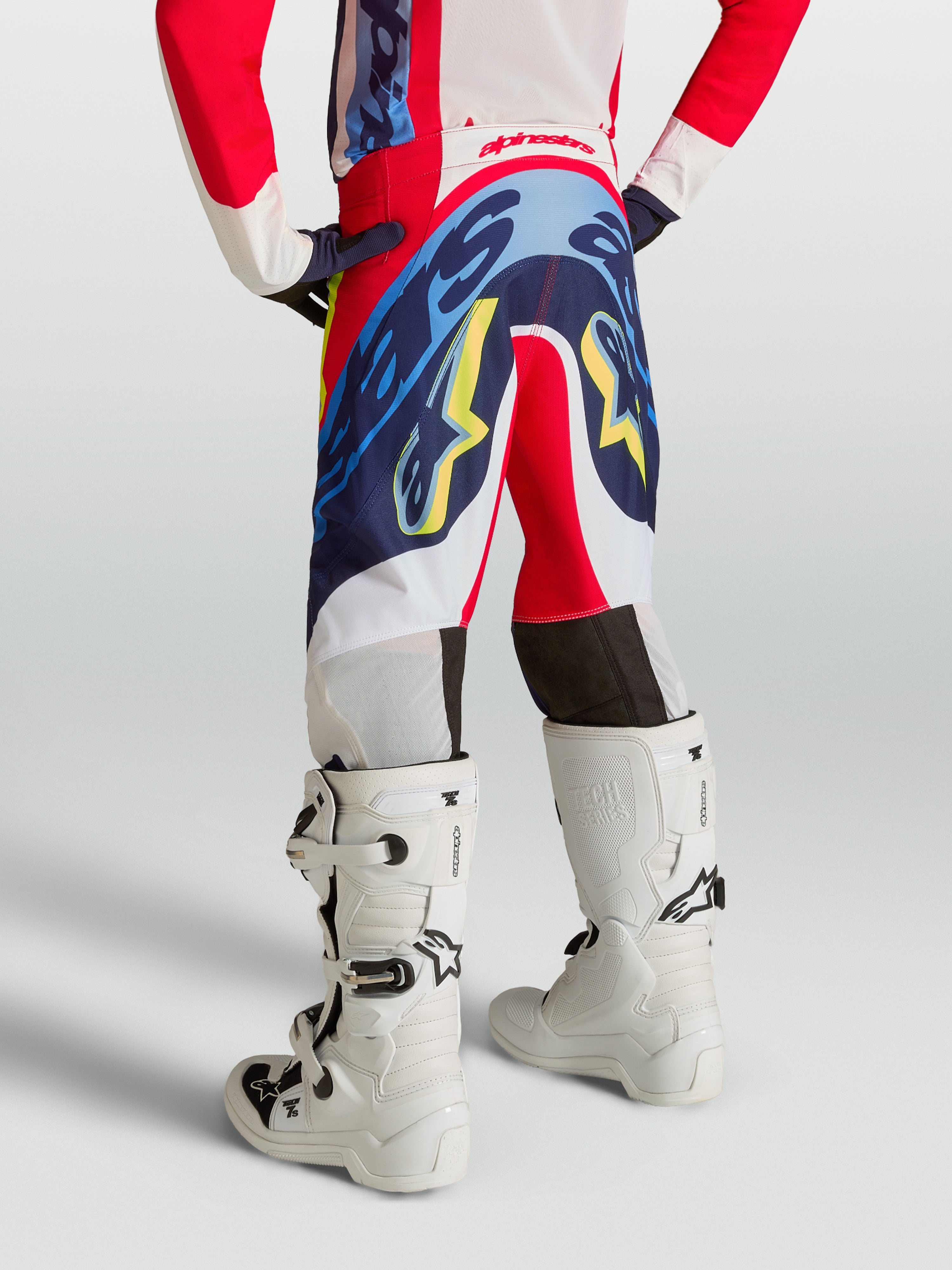 Alpinestars Supertech Dyna, calças de motocross para juventude, vermelhas e azul-marinho, vista traseira com ajuste atlético