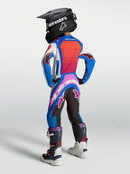 Alpinestars Calças Supertech Maven Juventude, calças de motocross brancas e coral, vistas no modelo de costas.