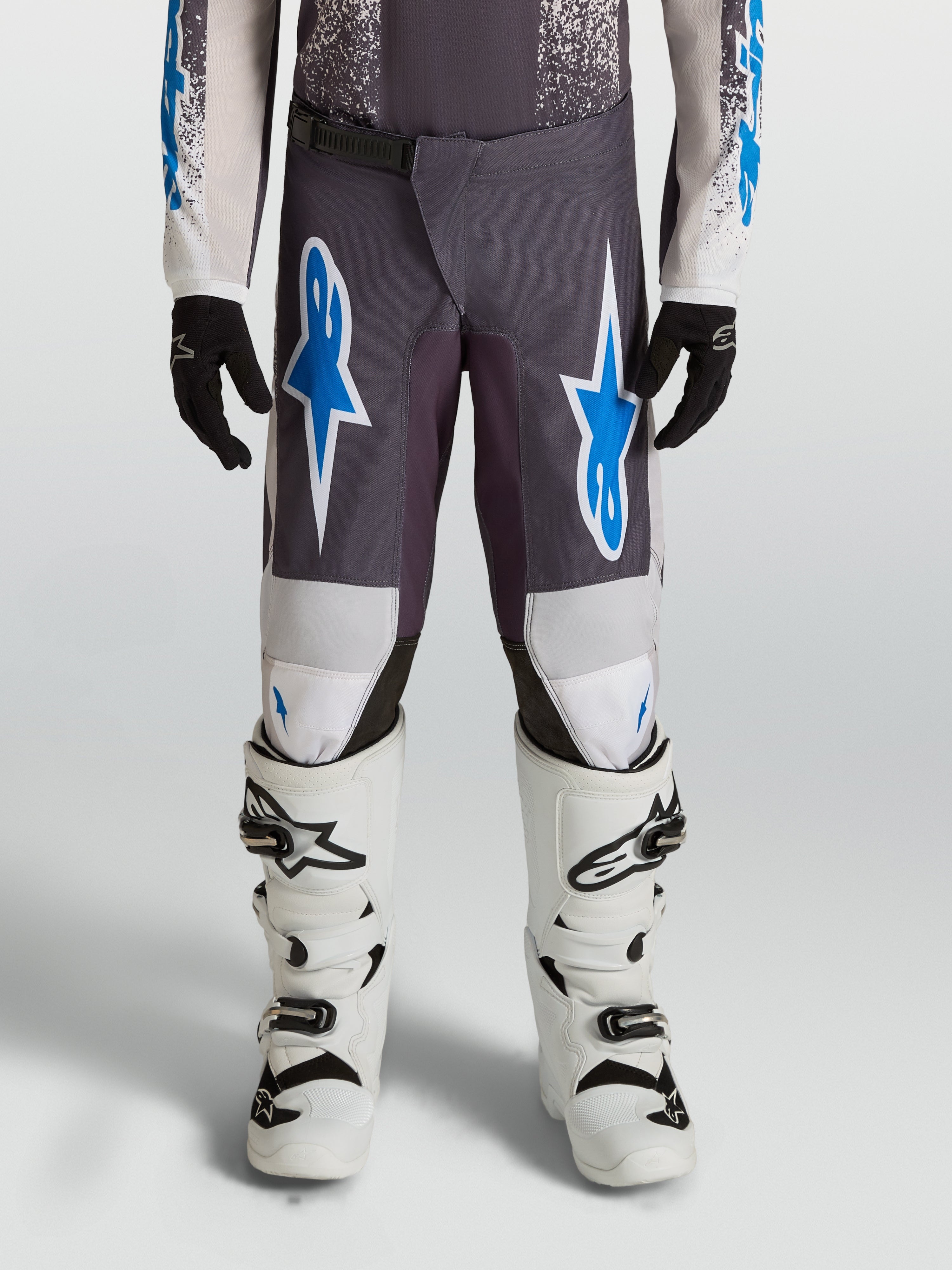 Alpinestars calças Fluid Drag juventude, motocross off-road, cinzentas e azuis, polifabric 600D com reforço nos joelhos.