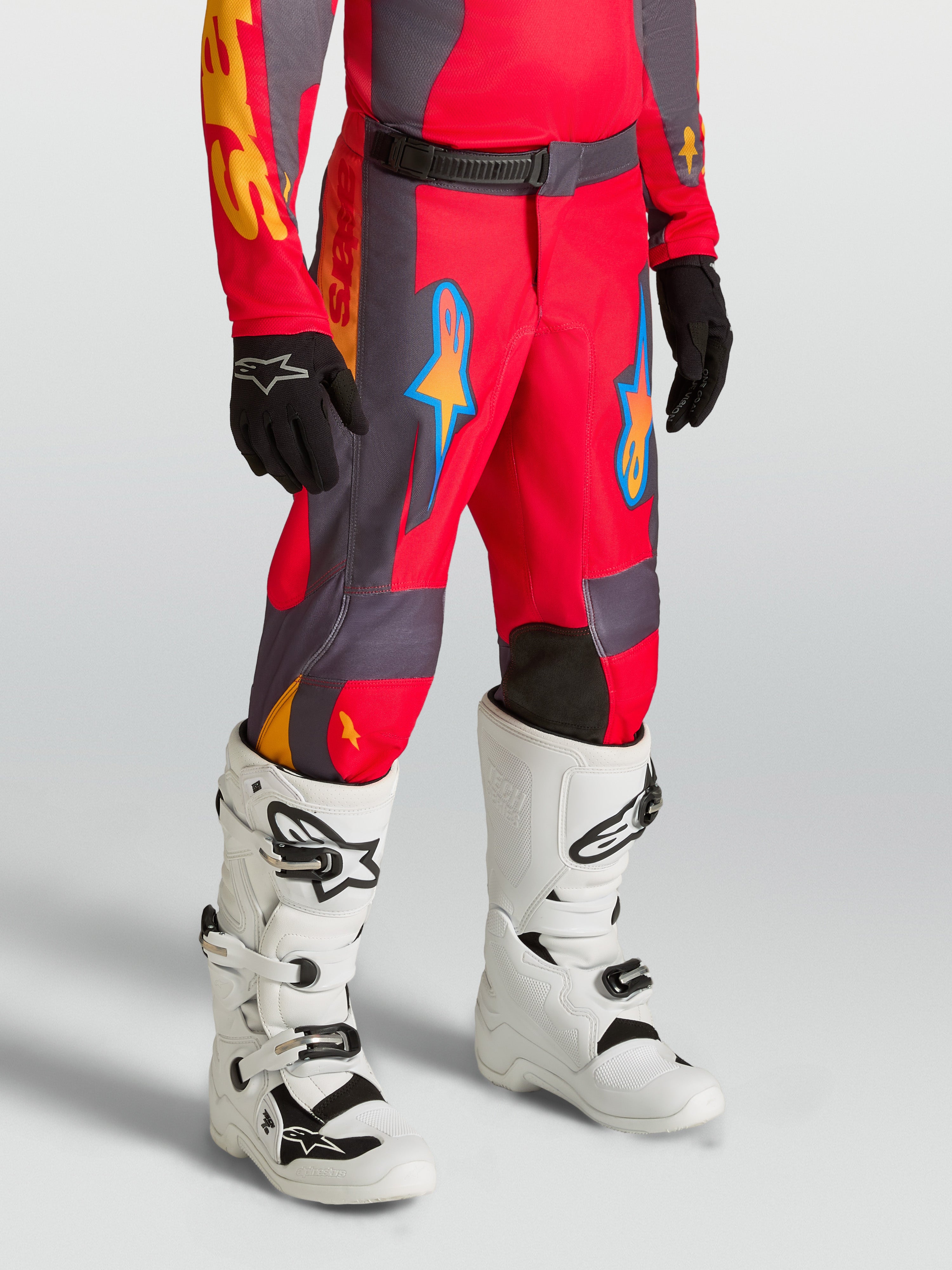 Alpinestars Fluid Hunt Juventude, calças de motocross e corrida para jovens, vermelhas e cinzentas, construção em polifabric durável, design ergonómico para condução off-road.