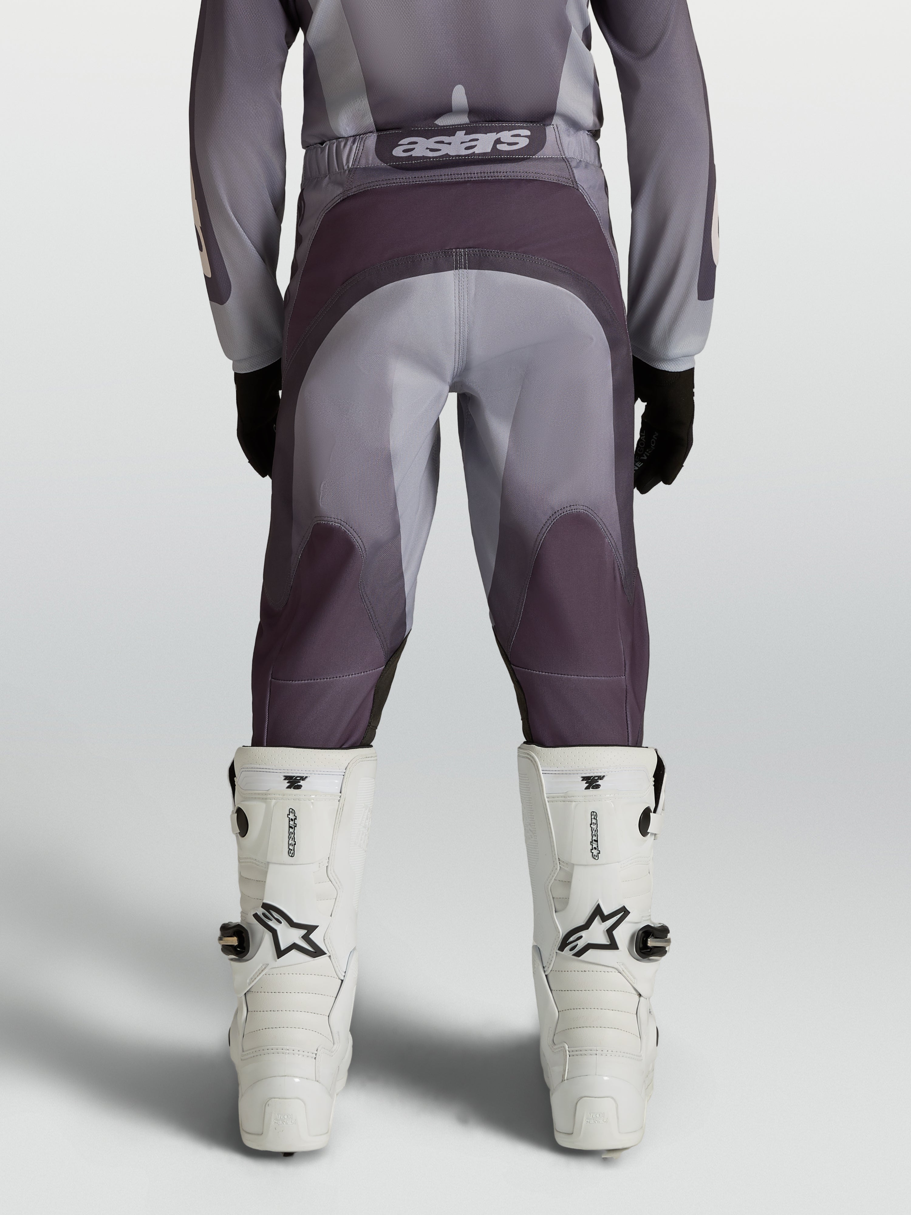 Alpinestars Calças Fluid Amber Juventude 2027, calças de motocross cinzentas e areia, assento reforçado e painéis ergonómicos.