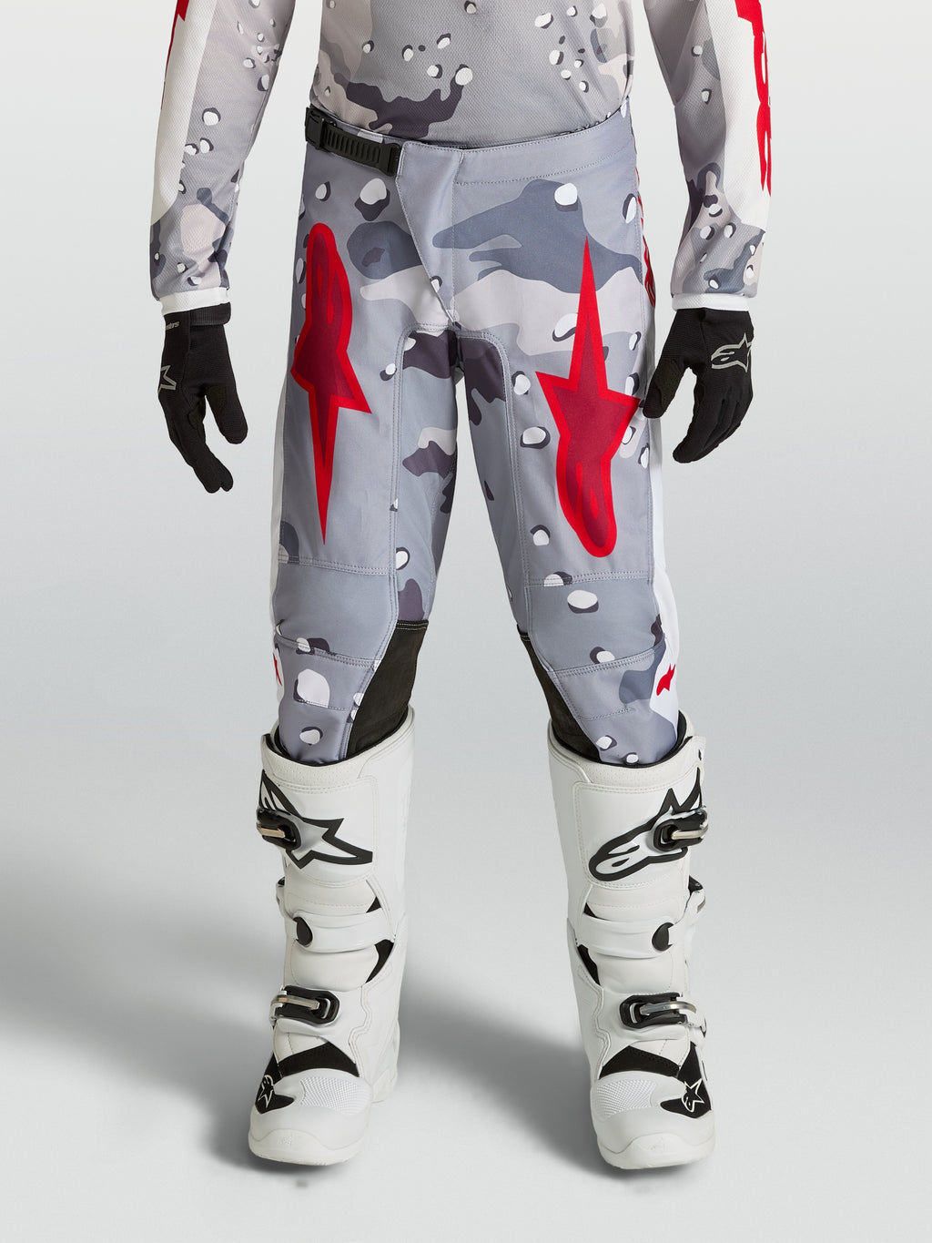 Alpinestars calças Fluid Lone Juventude 2027, para motocross, cinzentas camufladas e vermelhas, em polifabric.