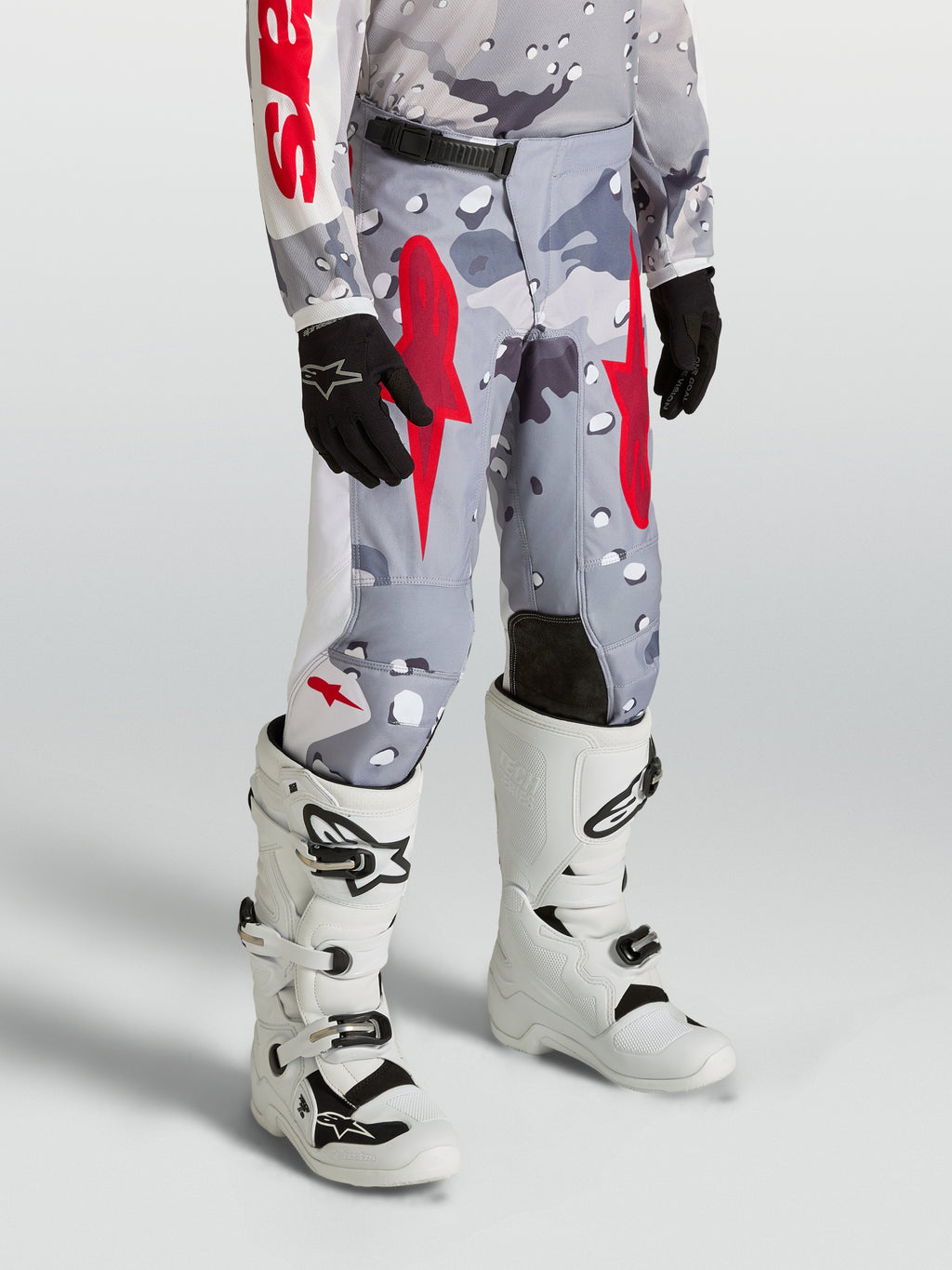 Alpinestars Calças Fluid Lone Juventude, calças de motocross cinzentas camufladas e vermelhas para todo-o-terreno.