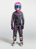 Alpinestars Juventude Fluid Lone Gear Set, conjunto de motocross para jovens, cinzento e rosa com padrão camuflado, inclui camisola, calças, capacete e botas.