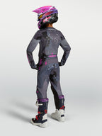 Alpinestars calças Fluid Lone Juventude, equipamento de motocross para todo-o-terreno, cinzento camuflado e roxo, vista traseira de jovem piloto