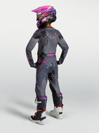Alpinestars Camisola Fluid Lone Jovem, camisola de motocross para jovens, cinzenta camuflada e roxa, vista traseira num jovem piloto