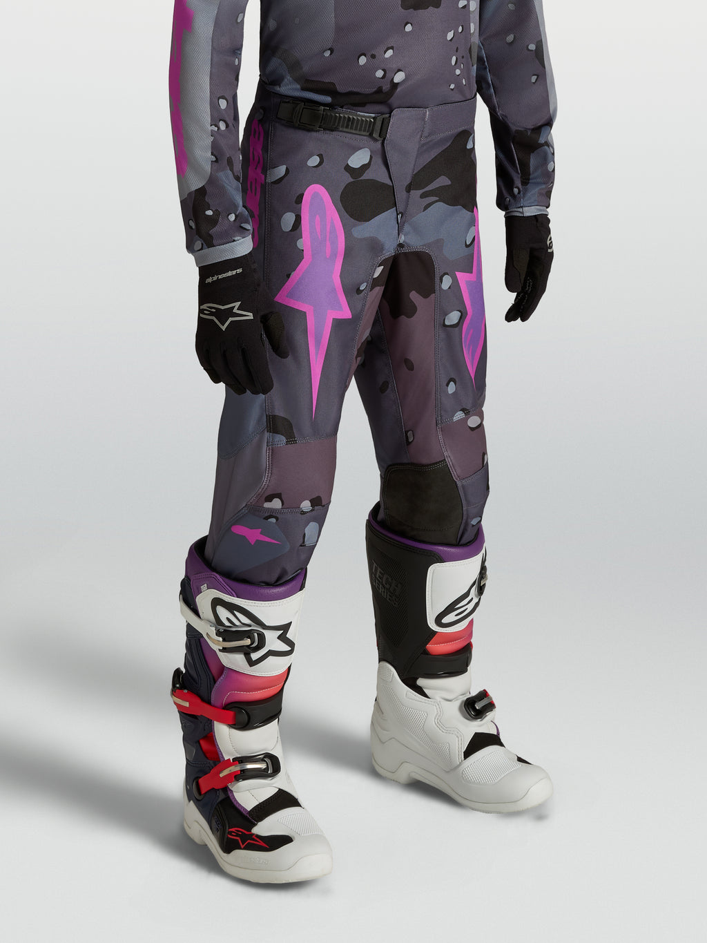 Alpinestars Calças Fluid Lone Juventude, calças de motocross 600D, padrão cinzento camuflado e roxo, para todo-o-terreno.