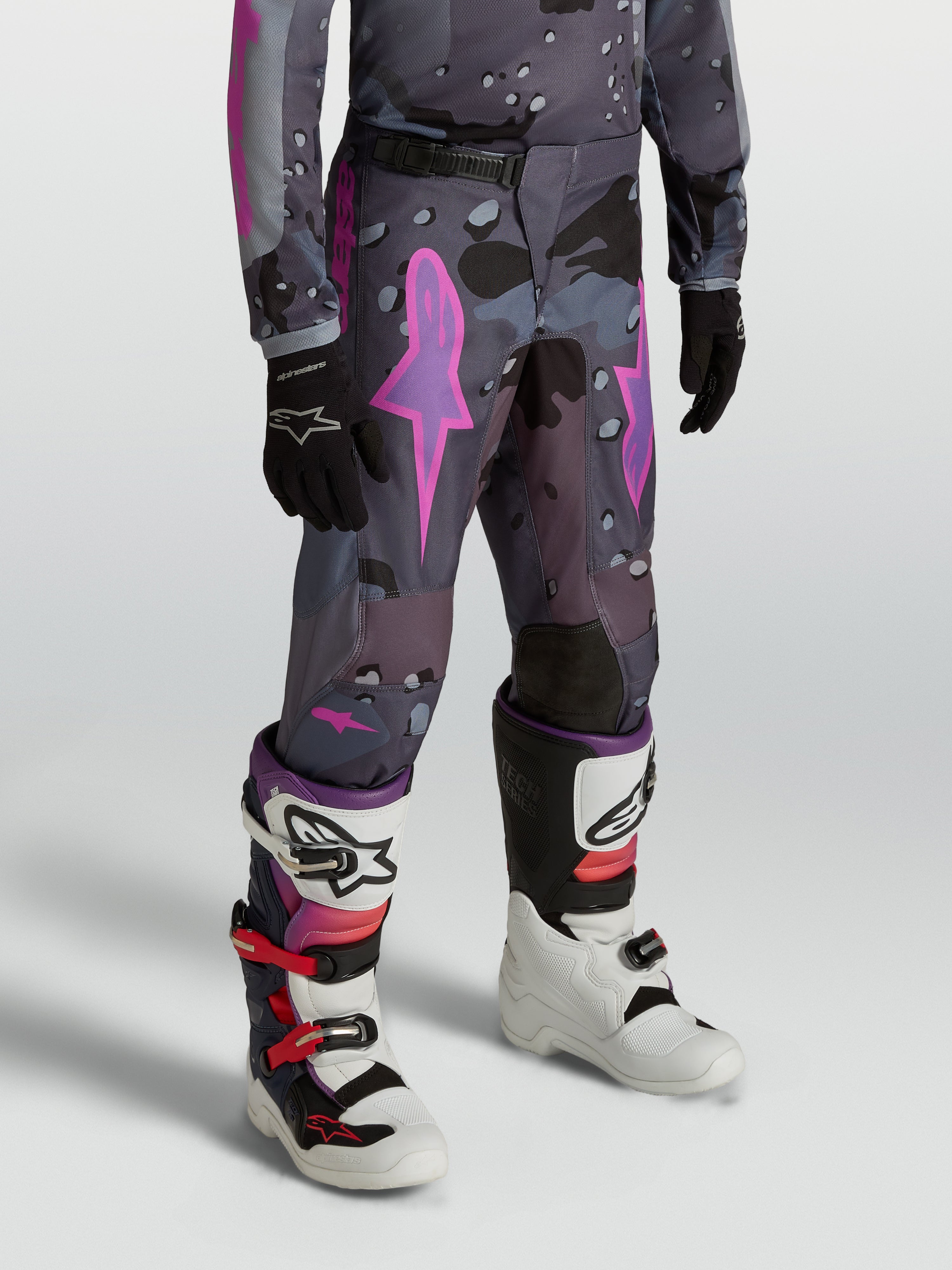 Alpinestars Calças Fluid Lone Juventude, calças de motocross 600D, padrão cinzento camuflado e roxo, para todo-o-terreno.