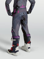 Alpinestars Calças Fluid Lone Juventude, calças de motocross para jovem, cinzentas camufladas e roxas, vista traseira no modelo.
