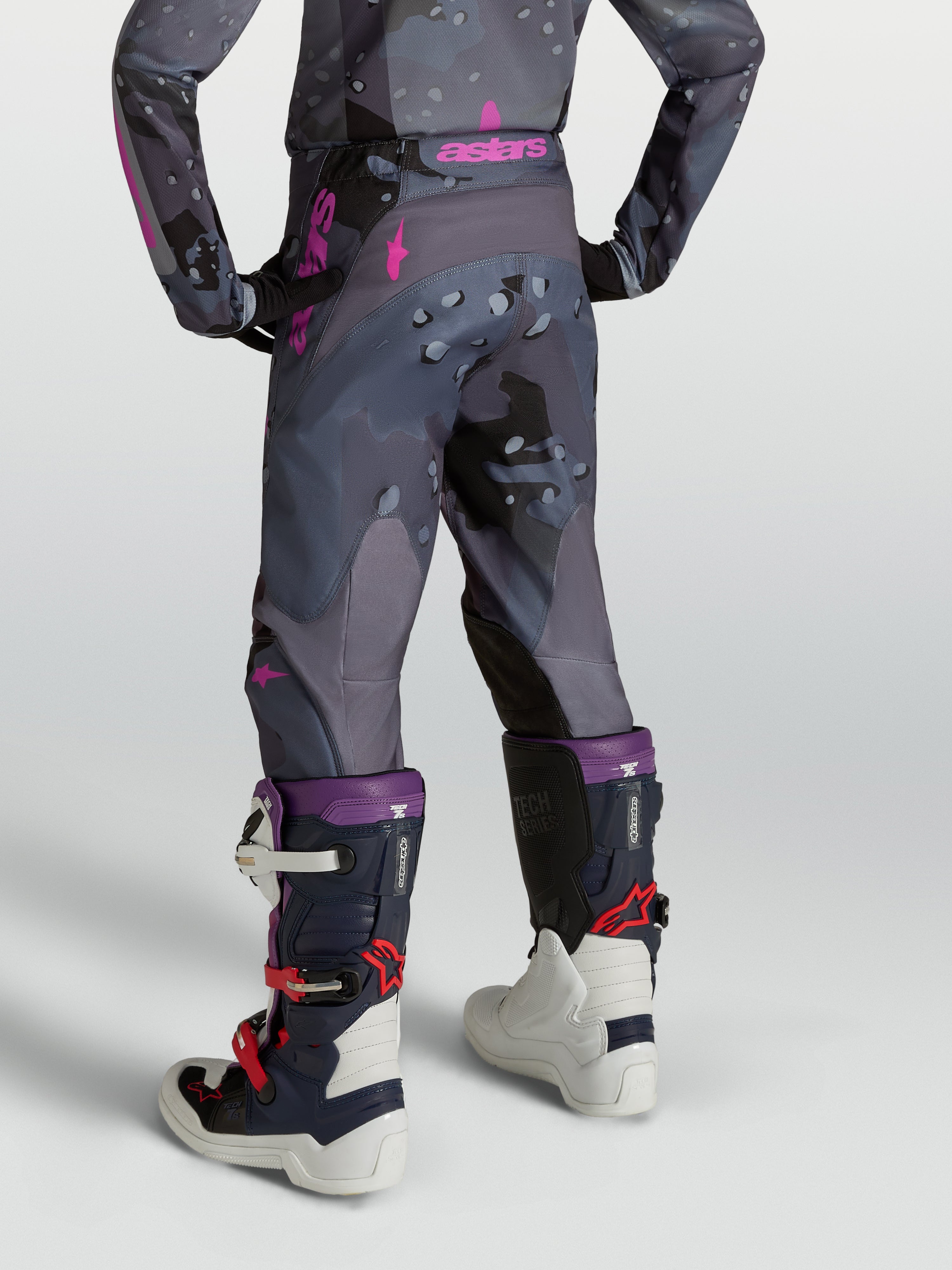 Alpinestars Calças Fluid Lone Juventude, calças de motocross para jovem, cinzentas camufladas e roxas, vista traseira no modelo.