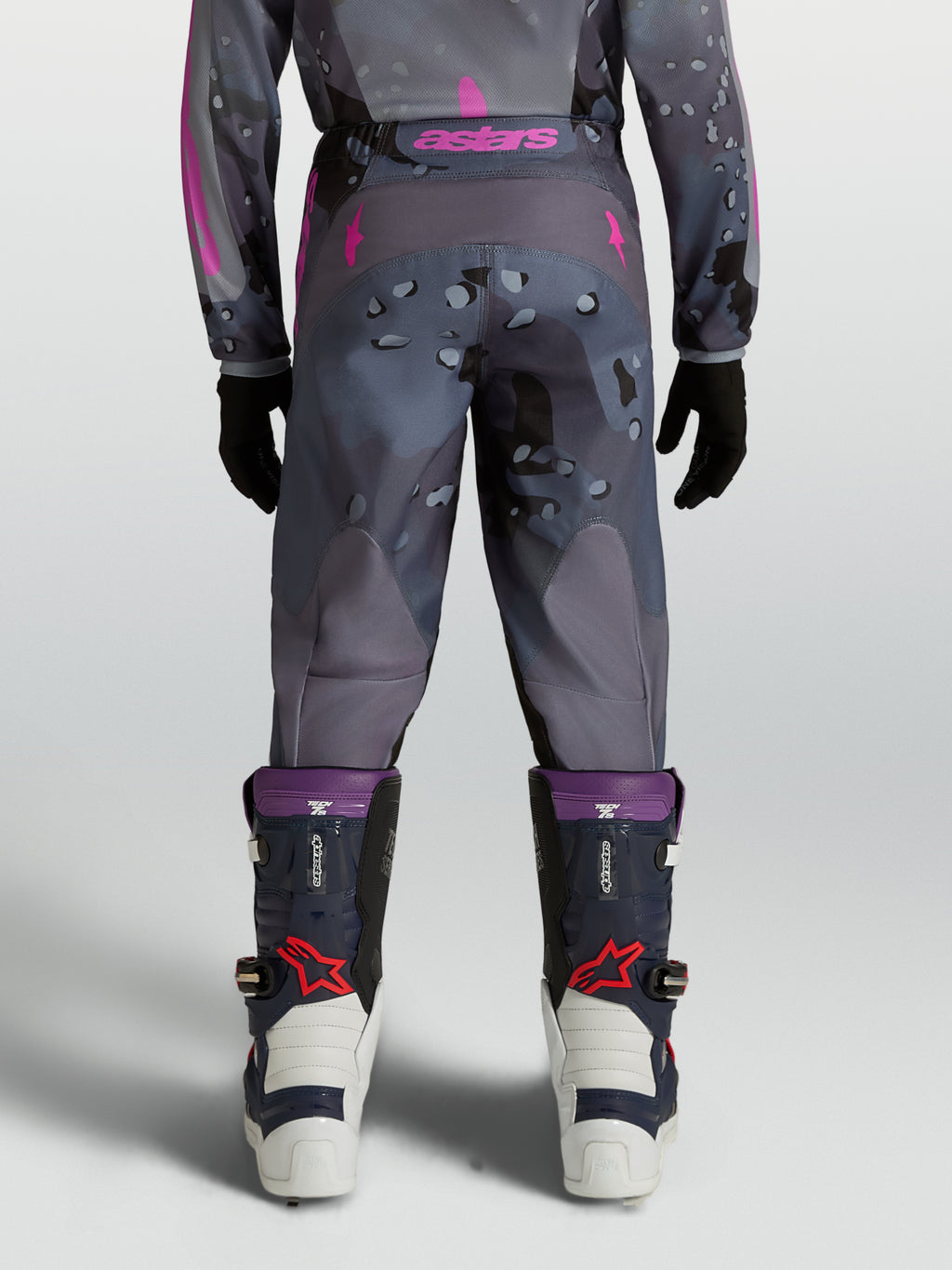 Alpinestars Calças Fluid Lone Juventude, calças de motocross em cinzento camuflado e roxo, vista traseira no modelo.