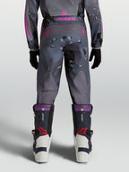 Alpinestars Calças Fluid Lone Juventude, calças de motocross em cinzento camuflado e roxo, vista traseira no modelo.