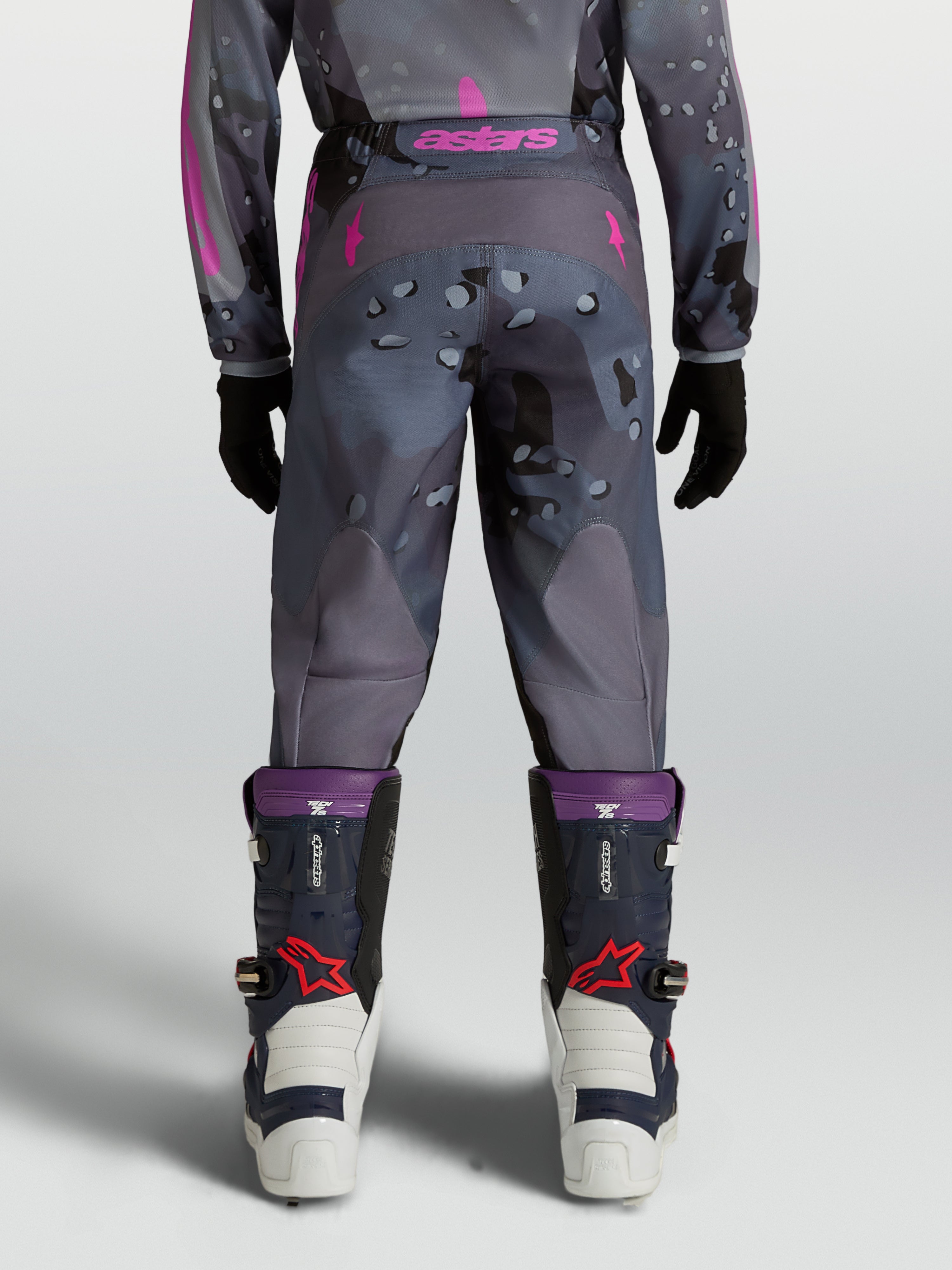 Alpinestars Calças Fluid Lone Juventude, calças de motocross em cinzento camuflado e roxo, vista traseira no modelo.
