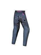 Calças Alpinestars Fluid Lone Juventude 2027, calças de motocross, cinzento camuflado e roxo, vista traseira, construção em polifabric 600D durável.