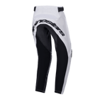 Alpinestars 2024 Youth Racer Lucent Pants, calças de motocross, brancas e pretas, vista traseira que mostra grandes painéis pretos reforçados no assento e na parte interna das pernas, logótipo Alpinestars na parte traseira e correias de ajuste na cintura para condução todo-o-terreno.
