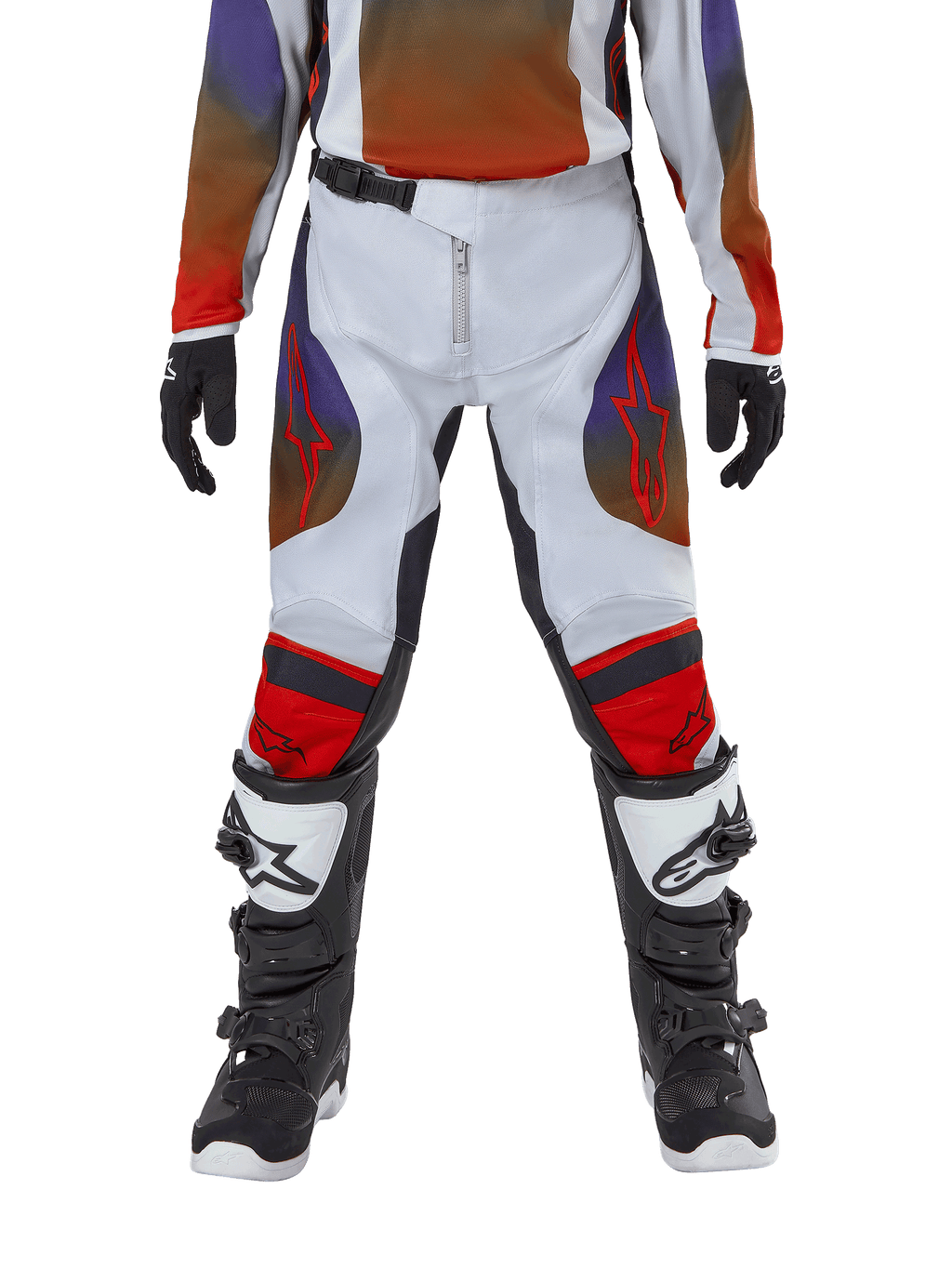 Calças Alpinestars Youth 2024 Racer Hoen, calças de motocross, cinzento claro, laranja vibrante e preto, usadas com camisola a condizer e botas de motocross pretas e brancas, com logótipos Alpinestars vermelhos nas coxas e joelhos, design desportivo para corridas todo-o-terreno