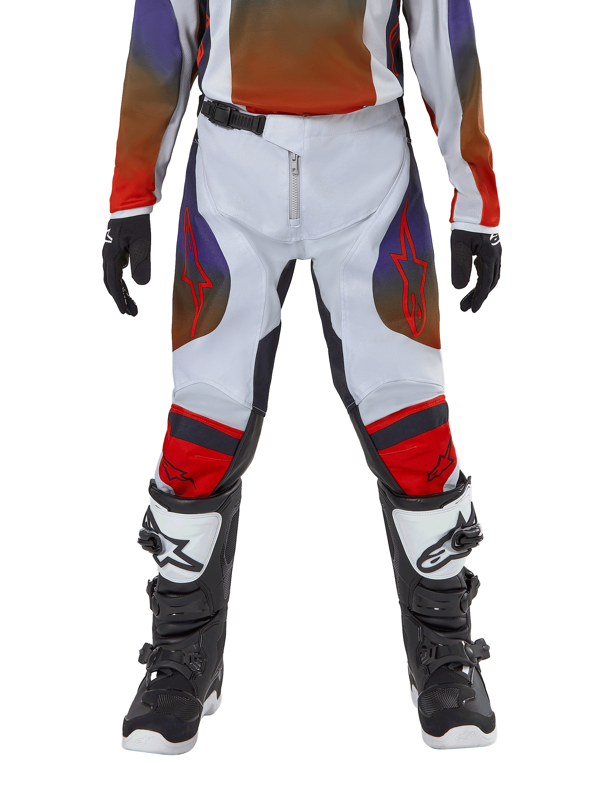 Calças Alpinestars Youth 2024 Racer Hoen, calças de motocross, cinzento claro, laranja vibrante e preto, usadas com camisola a condizer e botas de motocross pretas e brancas, com logótipos Alpinestars vermelhos nas coxas e joelhos, design desportivo para corridas todo-o-terreno