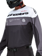 Alpinestars Pro-Dura Jersey, camisola de motocross e enduro, preto, magnet e branco, vestuário técnico para todo-o-terreno com perfurações cortadas a laser e construção em tecido de poliéster respirável