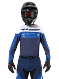 Camisola Alpinestars Pro-Dura, camisola de motocross e enduro, azul marinho, azul vivo e branco, usada com calças azul marinho a condizer, luvas e capacete pretos, com logótipo no peito e ventilação cortada a laser para corridas de motos todo-o-terreno