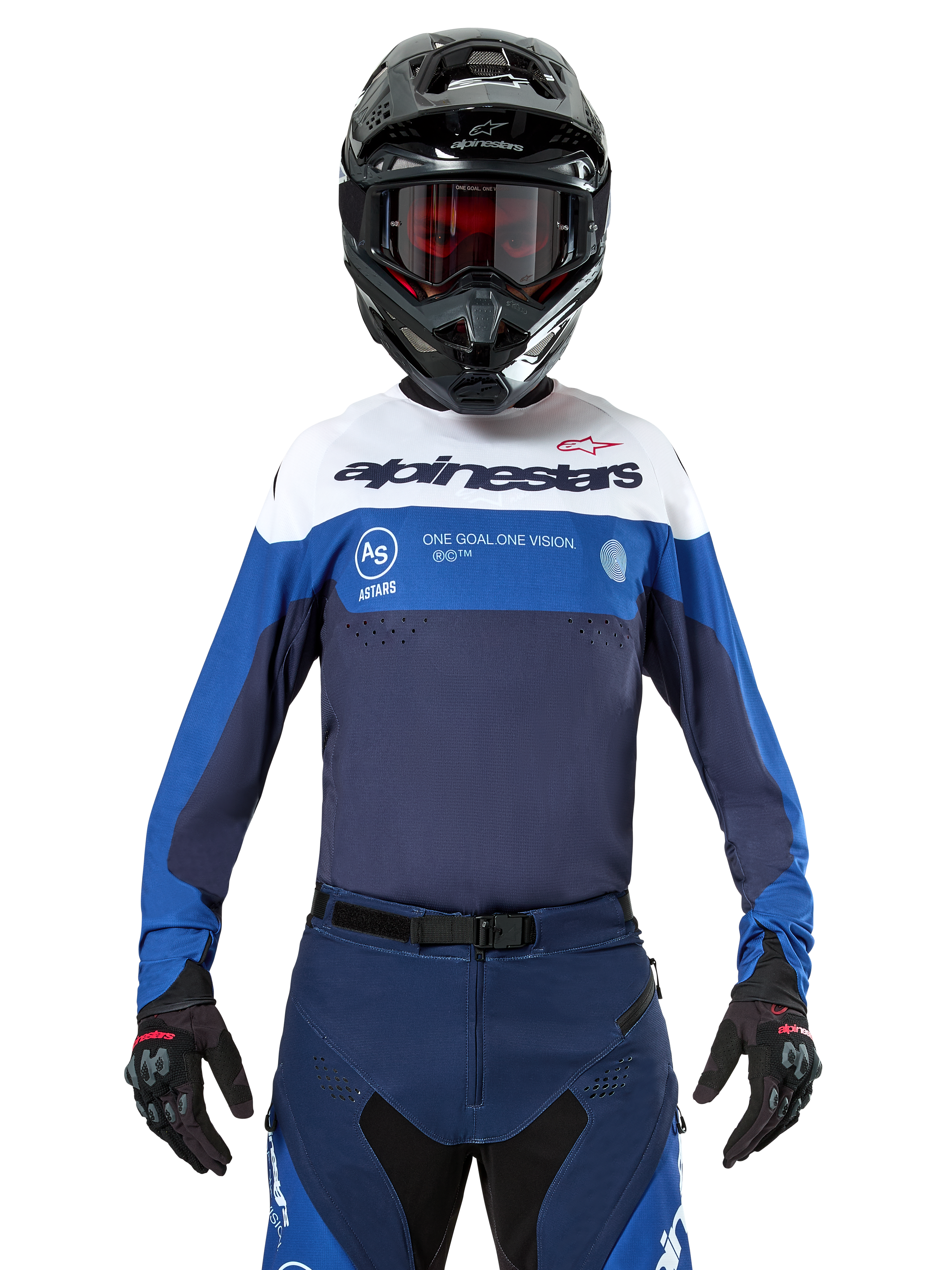 Camisola Alpinestars Pro-Dura, camisola de motocross e enduro, azul marinho, azul vivo e branco, usada com calças azul marinho a condizer, luvas e capacete pretos, com logótipo no peito e ventilação cortada a laser para corridas de motos todo-o-terreno
