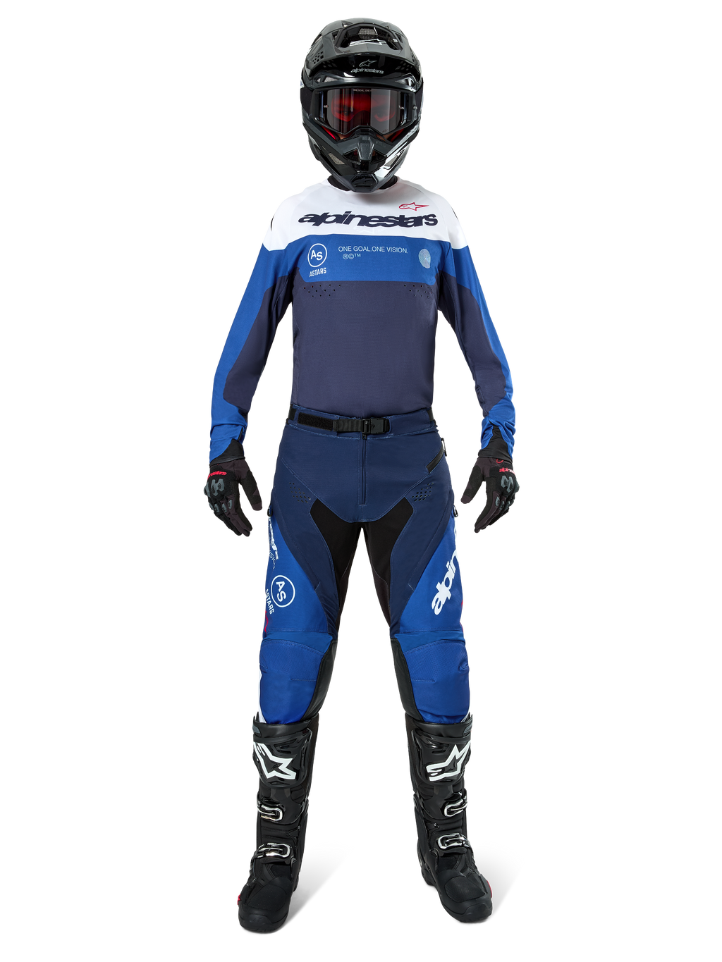 Piloto de motocross com equipamento de corrida completo, camisola Pro-Dura em azul-marinho, azul vivo e branco, calças a condizer em azul e azul-marinho, capacete preto com óculos vermelhos, botas pretas e brancas, conjunto coordenado para enduro e condução off-road