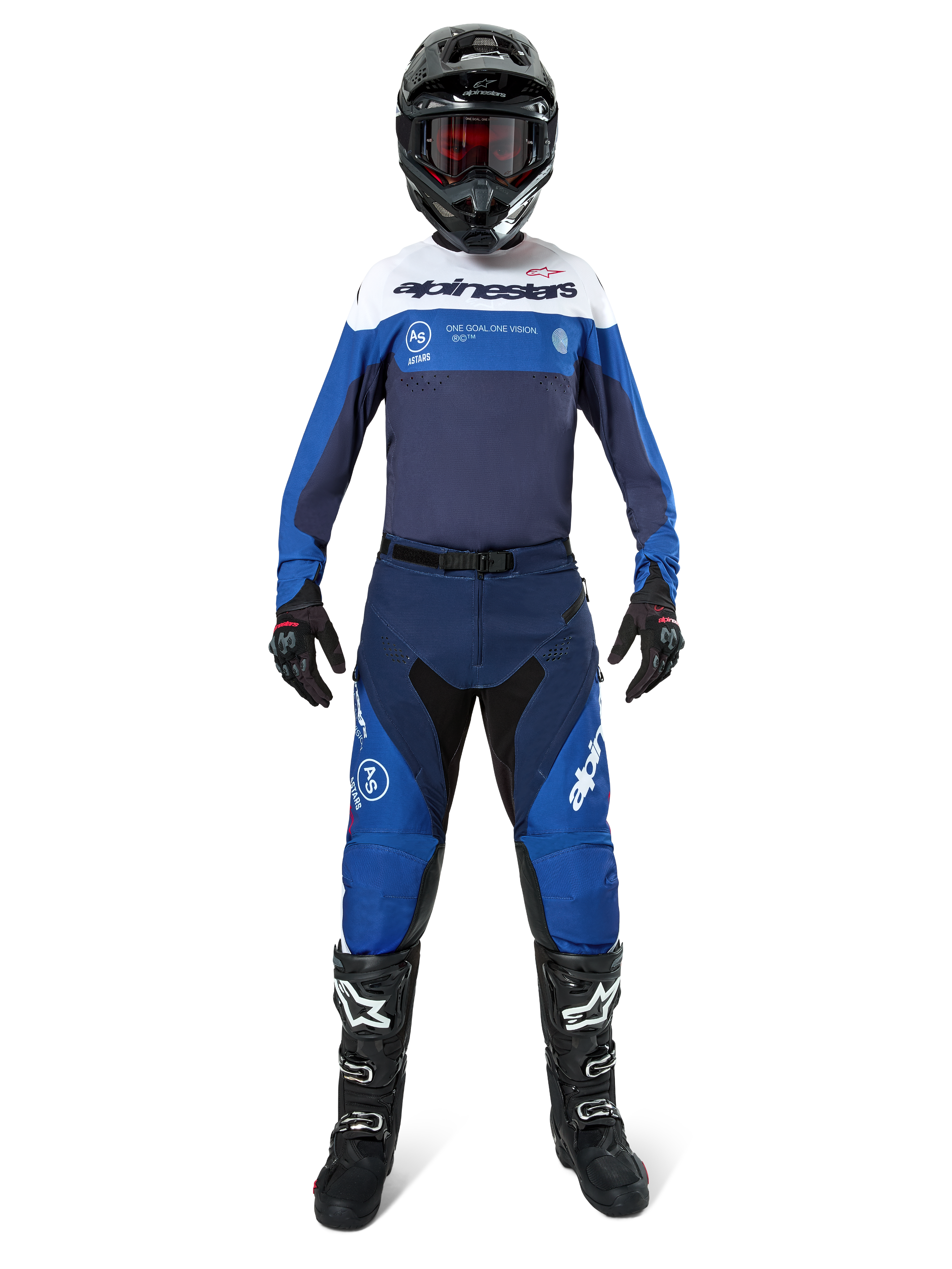 Piloto de motocross com equipamento de corrida completo, camisola Pro-Dura em azul-marinho, azul vivo e branco, calças a condizer em azul e azul-marinho, capacete preto com óculos vermelhos, botas pretas e brancas, conjunto coordenado para enduro e condução off-road