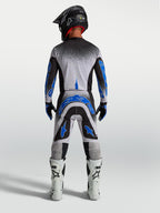 Alpinestars Supertech Hiten AFD, conjunto de motocross para homem em preto, branco e azul, vista traseira.