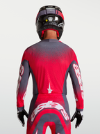 Alpinestars camisola Supertech Hiten AFD, camisola de motocross para homem, cinzenta e vermelha fluo, vista traseira, malha ventilada com perfurações a laser.