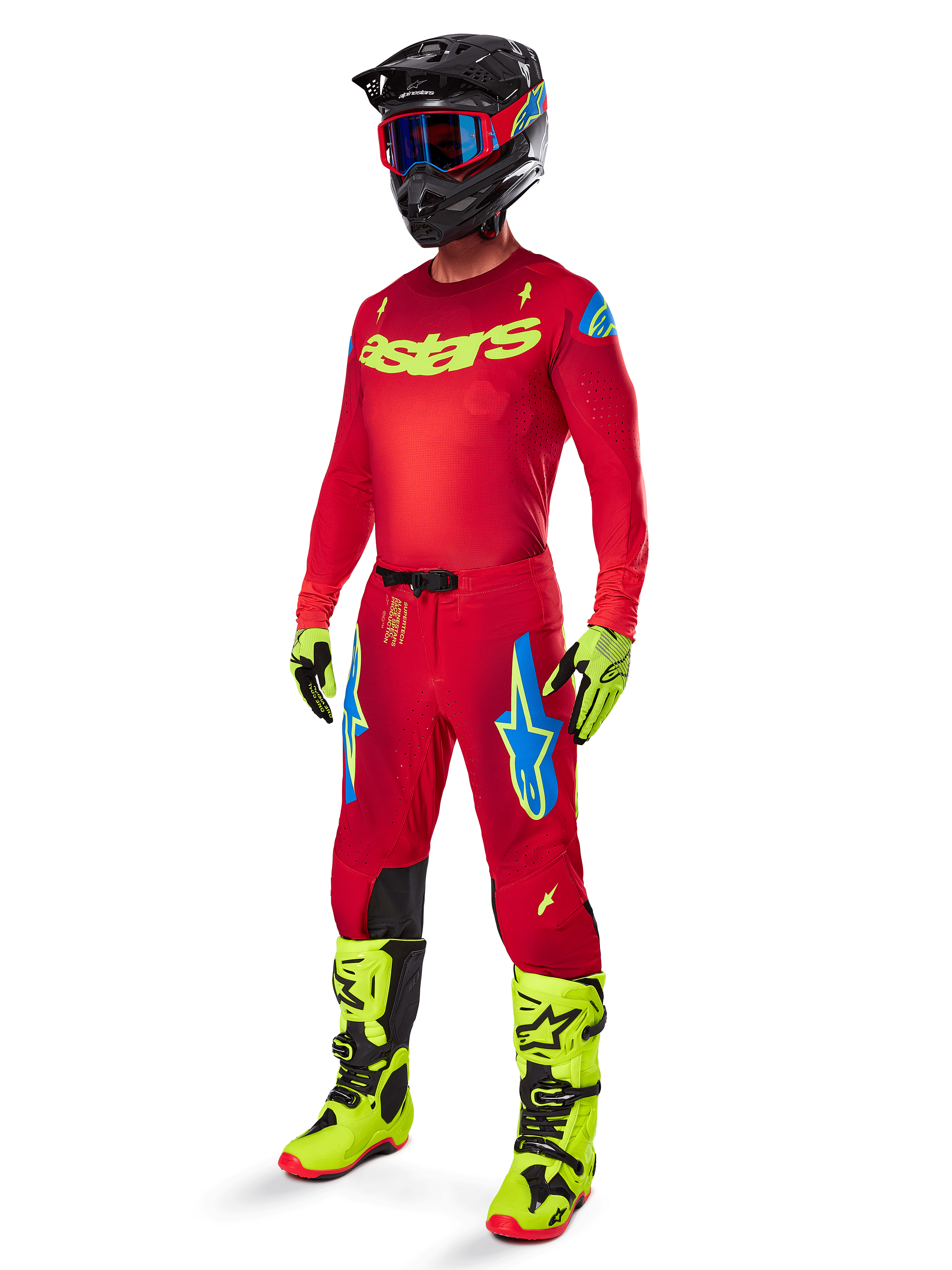 Alpinestars 2025 Supertech Maker Gear Set, conjunto completo de motocross, camisola e calças vermelhas com detalhes em amarelo e azul, botas e luvas em amarelo néon, capacete preto com óculos de proteção azuis, equipamento profissional de alto desempenho para todo-o-terreno