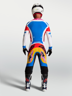 Alpinestars Camisola Supertech Dyna e Conjunto, kit de motocross azul e branco com pormenores rosa, vista traseira no modelo.