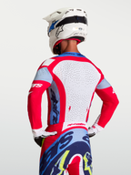 Alpinestars Supertech Dyna, camisola de motocross vermelha e branca, com painel traseiro em malha perfurada respirável.