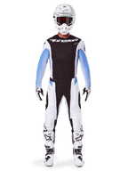 Piloto de motocross com equipamento completo Alpinestars 2025 Techstar Melt, camisola preta com mangas em degradê azul-claro, calças brancas com detalhes em preto e azul, capacete branco com óculos pretos, botas e luvas brancas e pretas, conjunto de equipamento de MX coordenado para corridas de todo-o-terreno