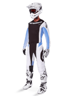 Conjunto de equipamento Techstar Melt 2025, fato completo de motocross, camisola preta com mangas brancas e azuis, calças brancas com detalhes pretos e azuis, capacete branco, luvas pretas e brancas, botas brancas com detalhes pretos, kit de proteção MX completo