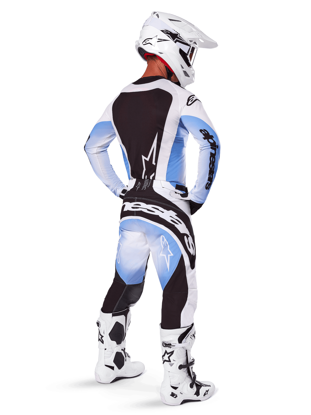 Piloto de motocross com equipamento completo de corrida, Conjunto Techstar Melt 2025, camisola branca e azul claro com painel traseiro preto, calças a condizer com degradê azul e detalhes pretos, capacete branco, botas brancas e pretas, conjunto coordenado para corridas todo-o-terreno
