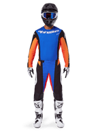 Conjunto de Equipamento Alpinestars Techstar Melt 2025, piloto de motocross a usar camisola laranja e azul com detalhes pretos, calças a condizer, capacete preto com óculos azuis, botas brancas e pretas, conjunto coordenado para competição profissional de todo-o-terreno.