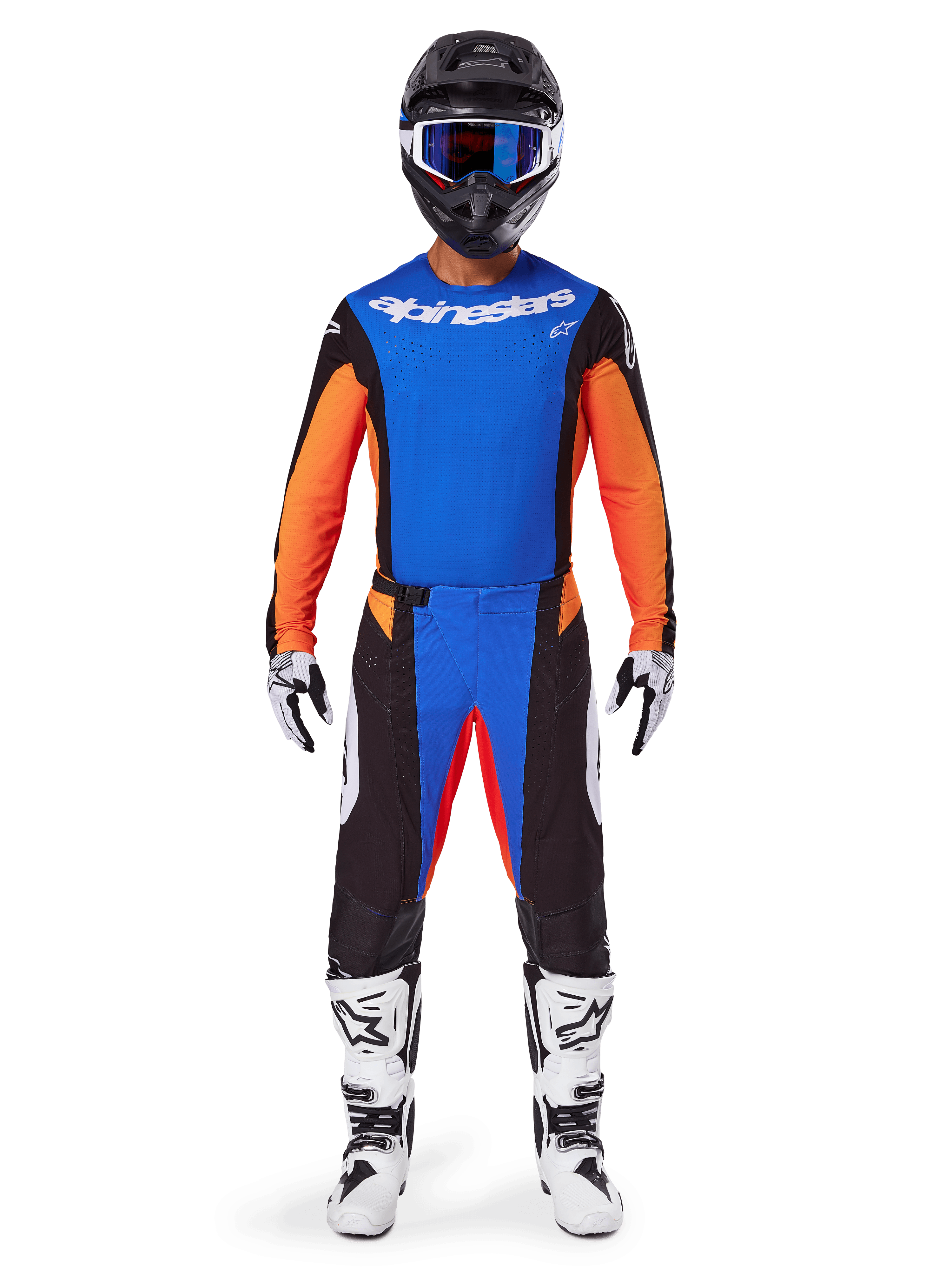 Conjunto de Equipamento Alpinestars Techstar Melt 2025, piloto de motocross a usar camisola laranja e azul com detalhes pretos, calças a condizer, capacete preto com óculos azuis, botas brancas e pretas, conjunto coordenado para competição profissional de todo-o-terreno.