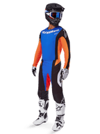 Conjunto de Equipamento Techstar Melt 2025, equipamento completo de motocross, camisola azul com mangas cor de laranja, calças pretas com detalhes azuis e vermelhos, capacete preto com detalhes brancos e azuis, luvas e botas brancas com padrões pretos, equipamento de proteção para corrida