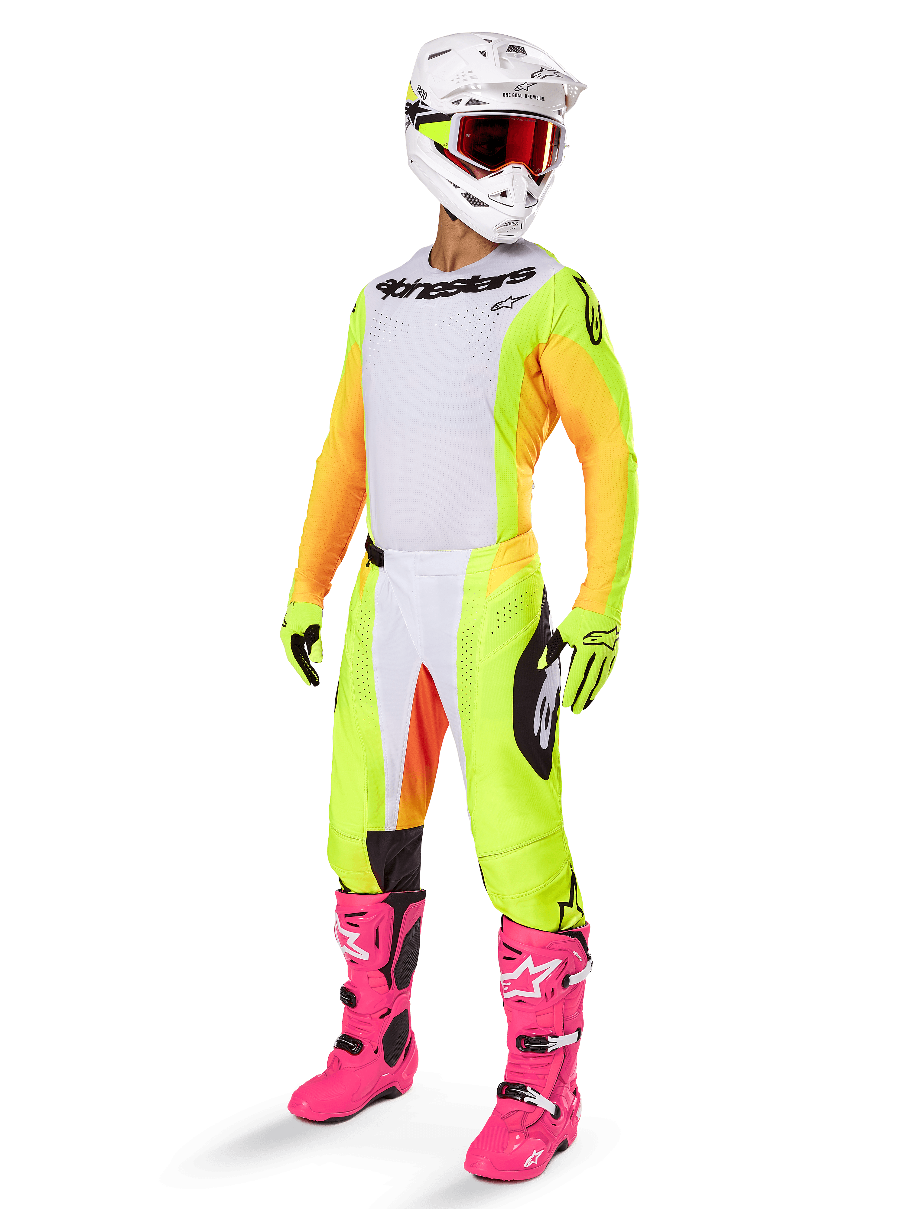 Piloto de motocross com equipamento completo Alpinestars, incluindo a camisola 2025 Techstar Melt com frente branca, painéis amarelos e mangas cor de laranja, calças amarelas e brancas, capacete branco com óculos vermelhos e botas cor-de-rosa vibrantes, kit de corrida profissional para todo-o-terreno