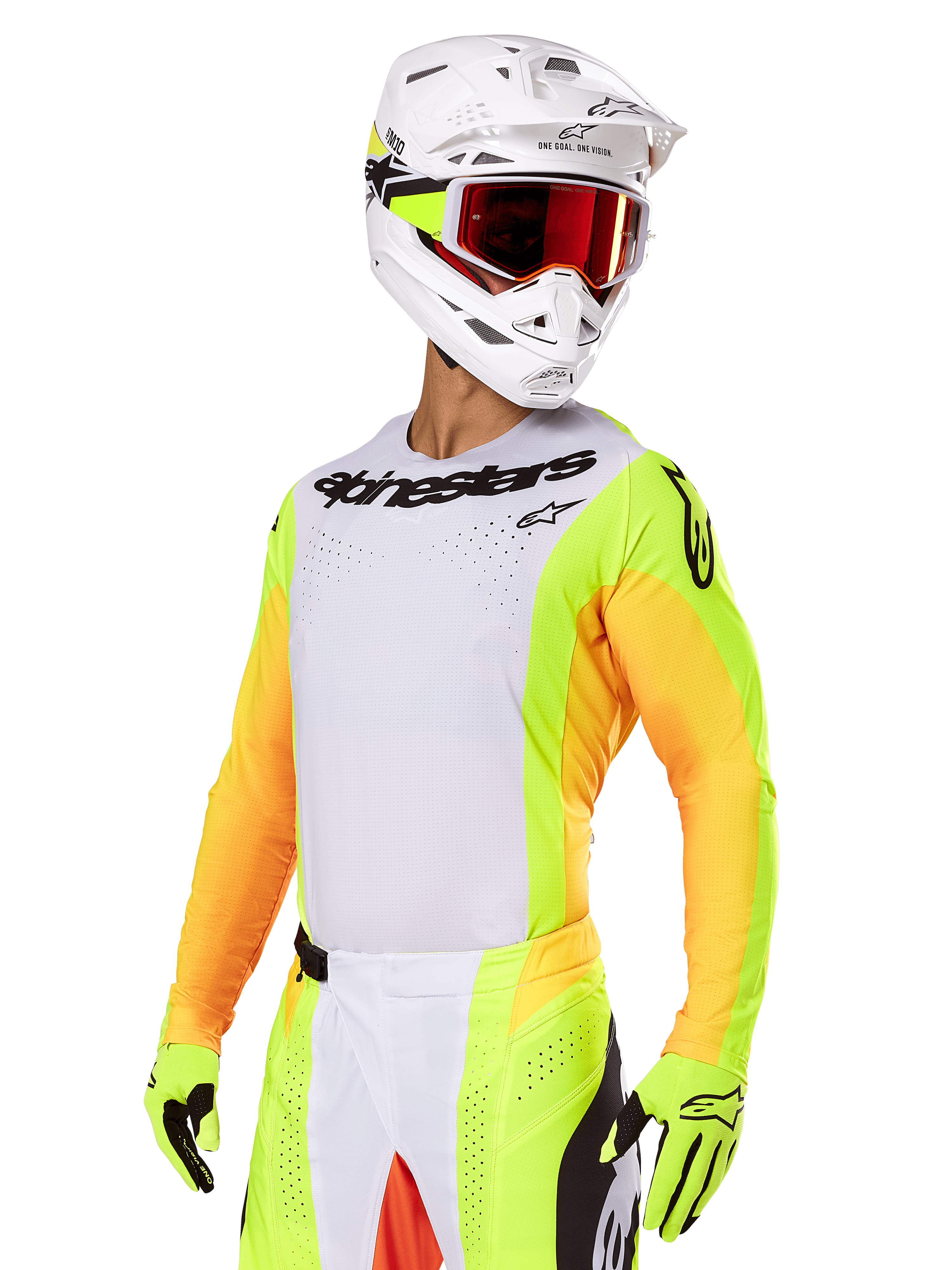 Piloto de motocross a usar o conjunto Alpinestars 2025 Techstar Melt, camisola branca com mangas em amarelo vibrante e laranja, logótipo 'Alpinestars' preto no peito, luvas em amarelo néon, capacete branco com óculos de lentes vermelhas, kit profissional de corrida para todo-o-terreno