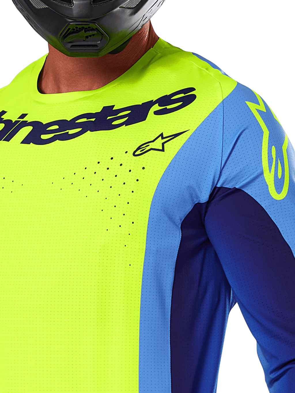 Alpinestars 2025 Techstar Melt Jersey, camisola de motocross, amarelo fluo e azul, grande plano com orifícios de ventilação cortados a laser e logótipo em azul-marinho, vestida por um piloto com capacete preto, equipamento de performance para corridas todo-o-terreno