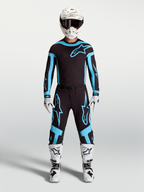 Alpinestars Camisola Supertech Vesta e Gear Set, conjunto de motocross para homem, preto e turquesa com botas e capacete brancos.