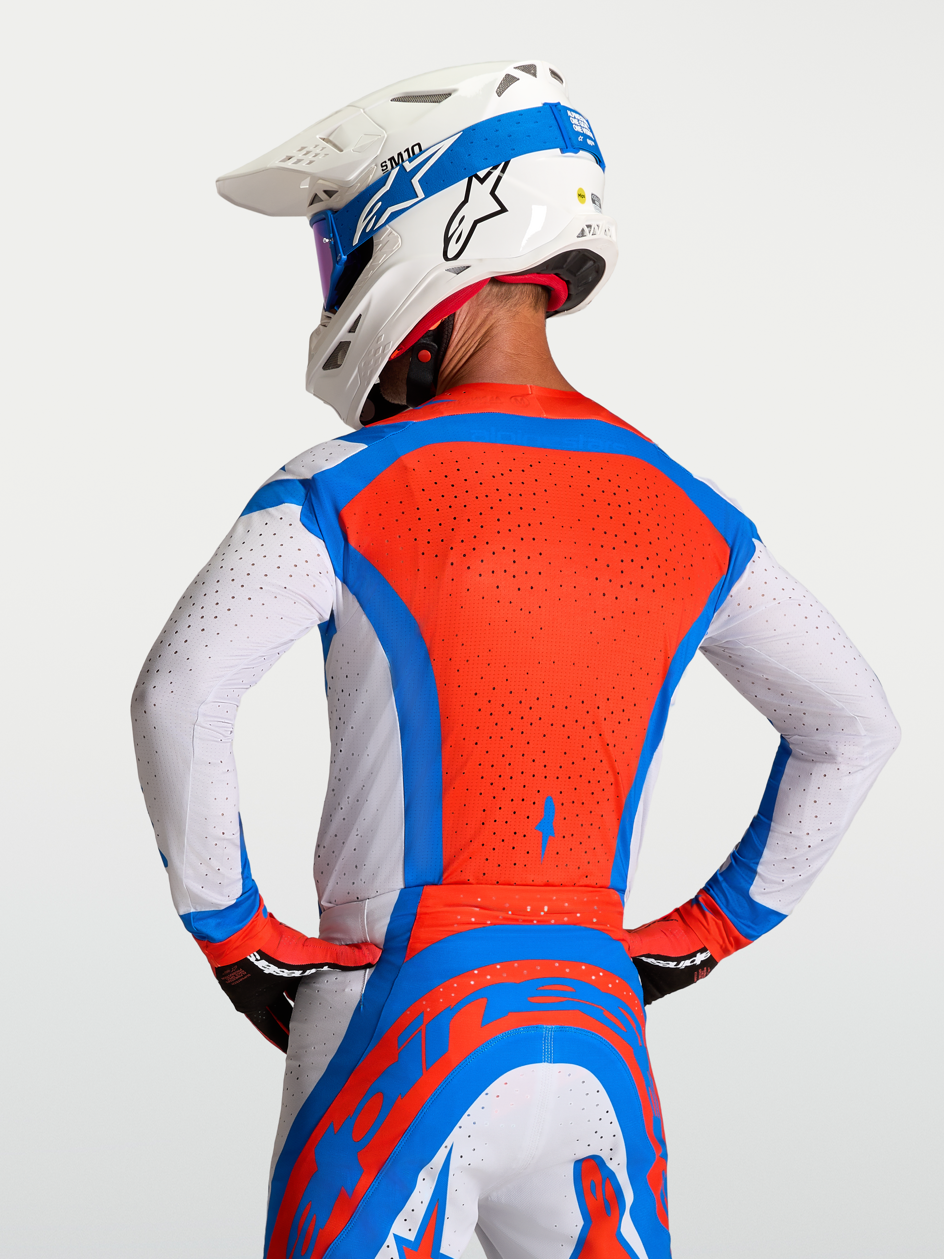 Alpinestars Supertech Vesta, camisola de motocross para homem, vermelha e azul com perfurações a laser respiráveis.