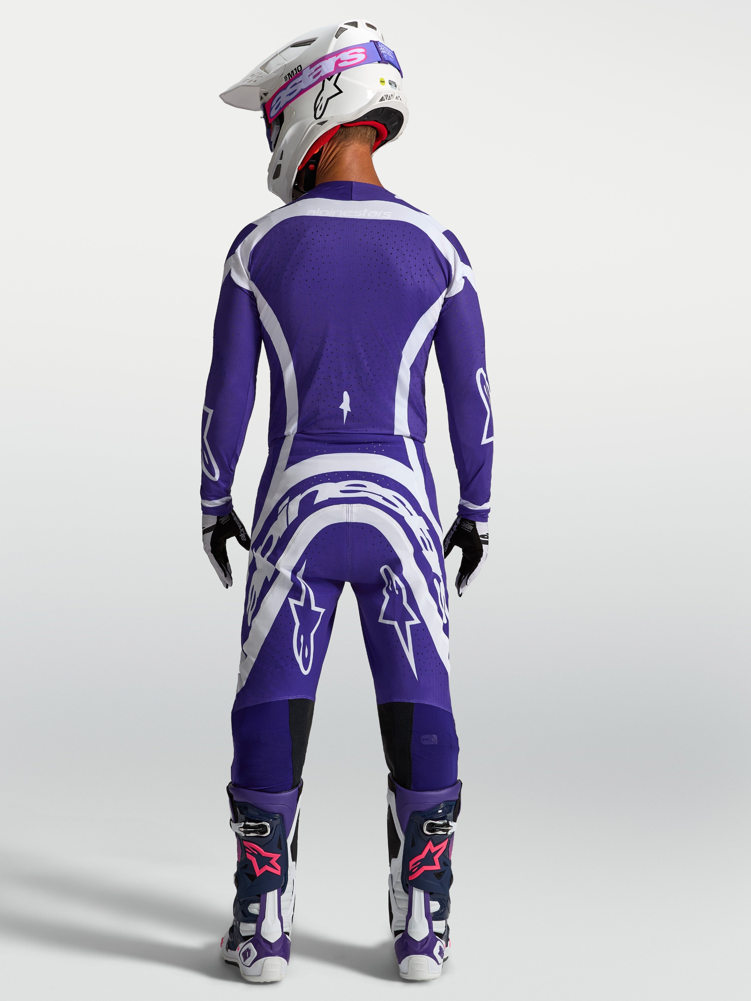 Alpinestars Supertech Vesta, conjunto de motocross para homem, camisola e calças em azul escuro e branco, vista traseira, ajuste atlético de corrida, equipamento premium off-road.