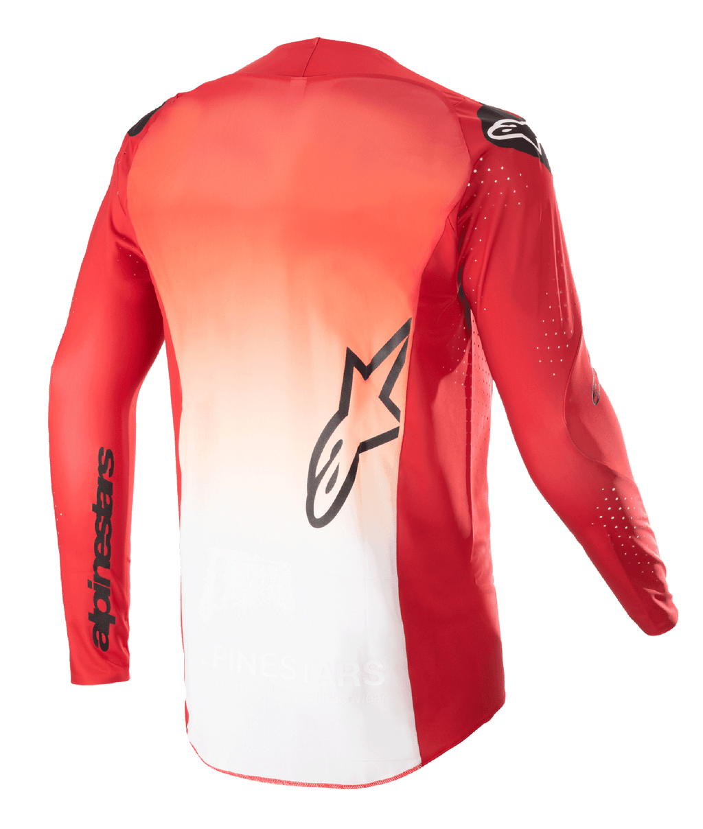 Alpinestars 2023 Supertech Risen Jersey, vista traseira, design com gradiente em Vermelho Mars e Branco, logótipo de estrela Alpinestars preto no centro das costas e nome da marca na manga, camisola de motocross de manga comprida com perfurações a laser para ventilação