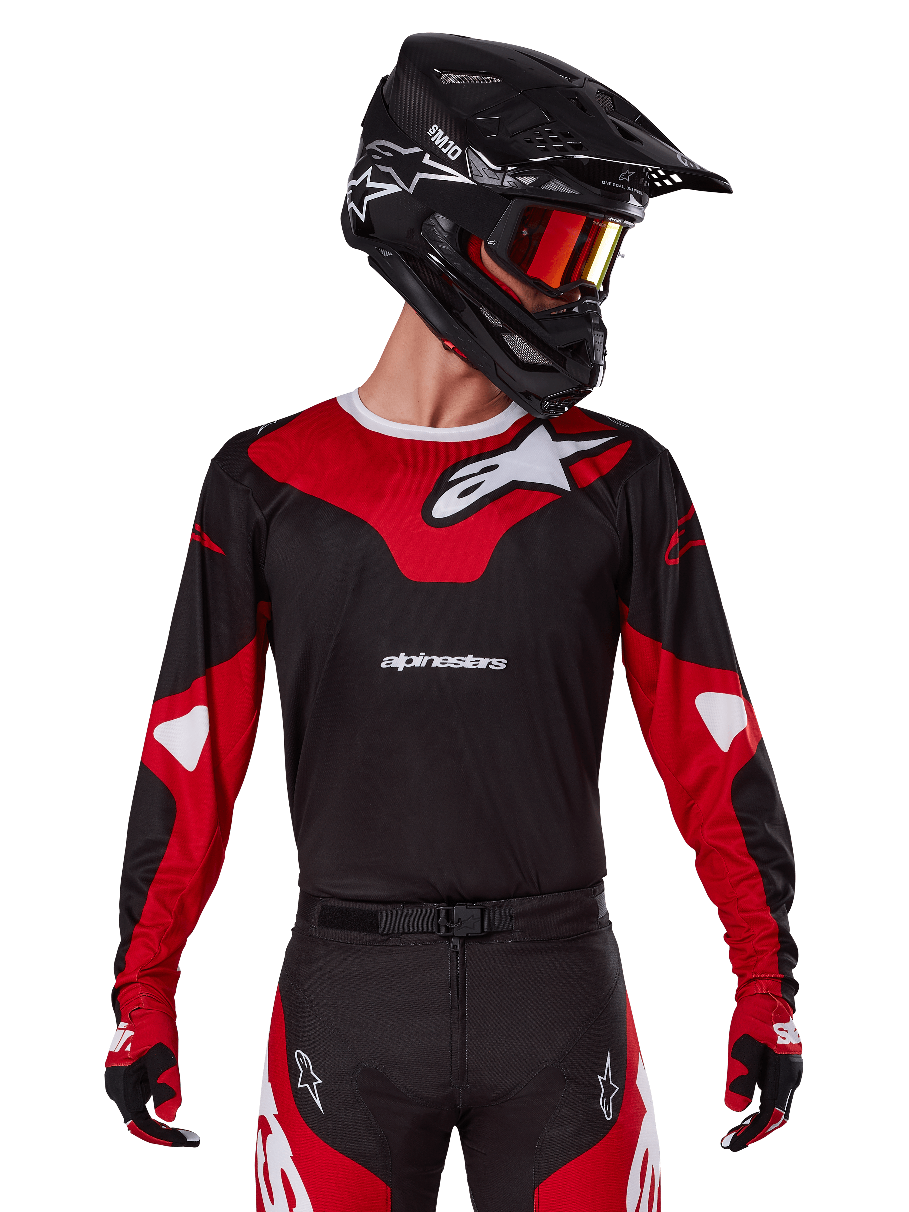 Alpinestars 2025 Racer Veil Jersey, camisola de motocross, preta e vermelho vivo, usada com calças a condizer, capacete preto e óculos vermelhos, com logótipos brancos proeminentes e um design de corrida elegante, equipamento de performance para motocross todo-o-terreno