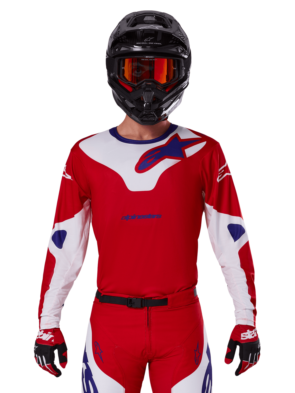 Alpinestars 2025 Racer Veil Jersey, camisola de motocross de manga comprida, vermelha, branca e azul, usada com capacete preto e óculos laranja, luvas e calças vermelhas coordenadas, design de alta performance para todo-o-terreno
