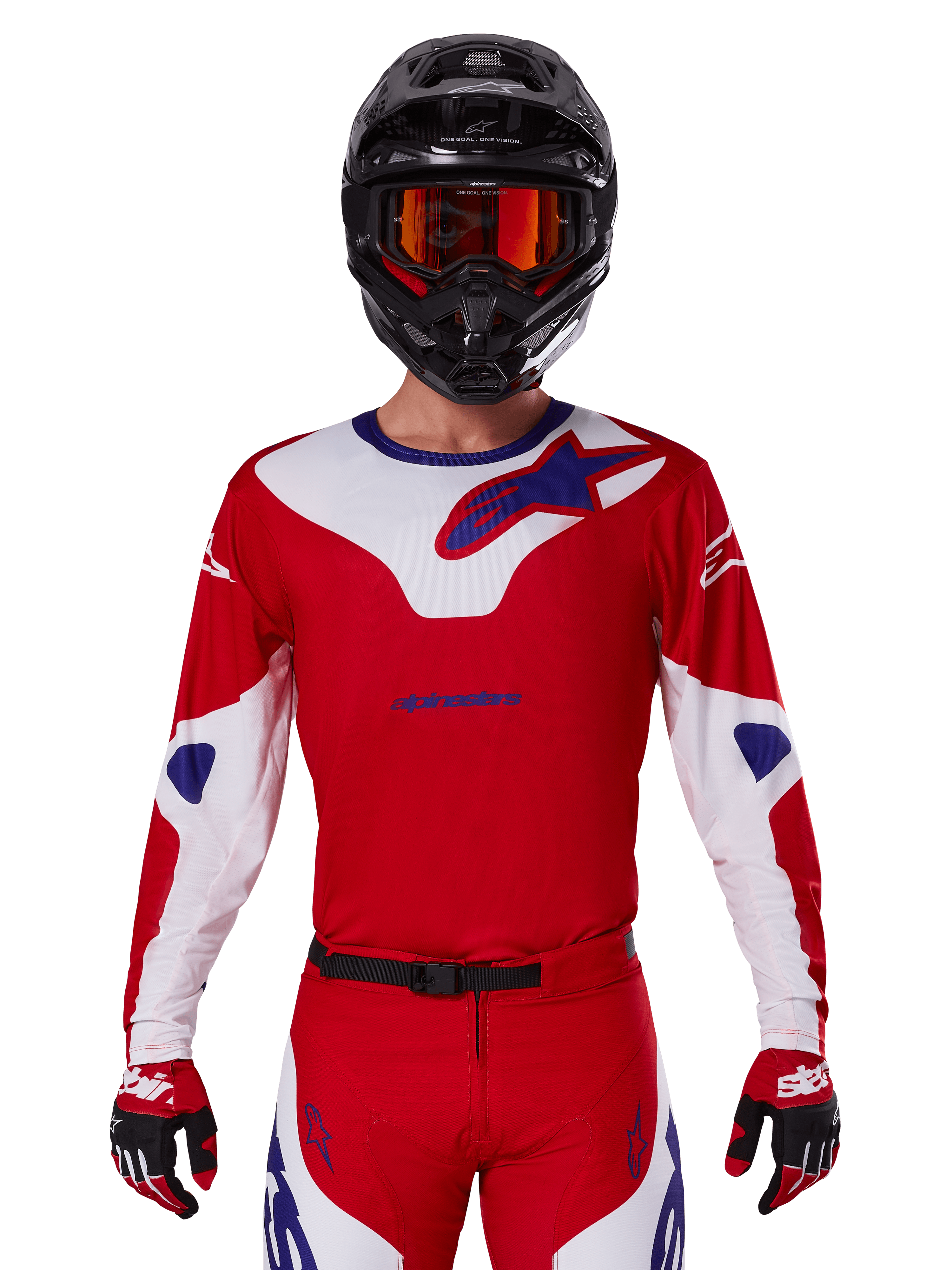 Alpinestars 2025 Racer Veil Jersey, camisola de motocross de manga comprida, vermelha, branca e azul, usada com capacete preto e óculos laranja, luvas e calças vermelhas coordenadas, design de alta performance para todo-o-terreno