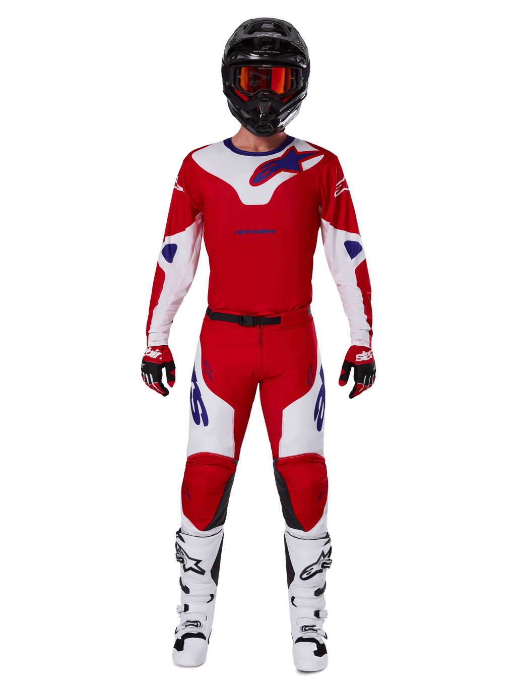 Piloto de motocross com o conjunto de equipamento Alpinestars 2025 Racer Veil, camisola e calças em vermelho vivo e branco com detalhes em azul, capacete preto com óculos vermelhos, botas brancas e luvas vermelhas e pretas, conjunto coordenado para corridas todo-o-terreno