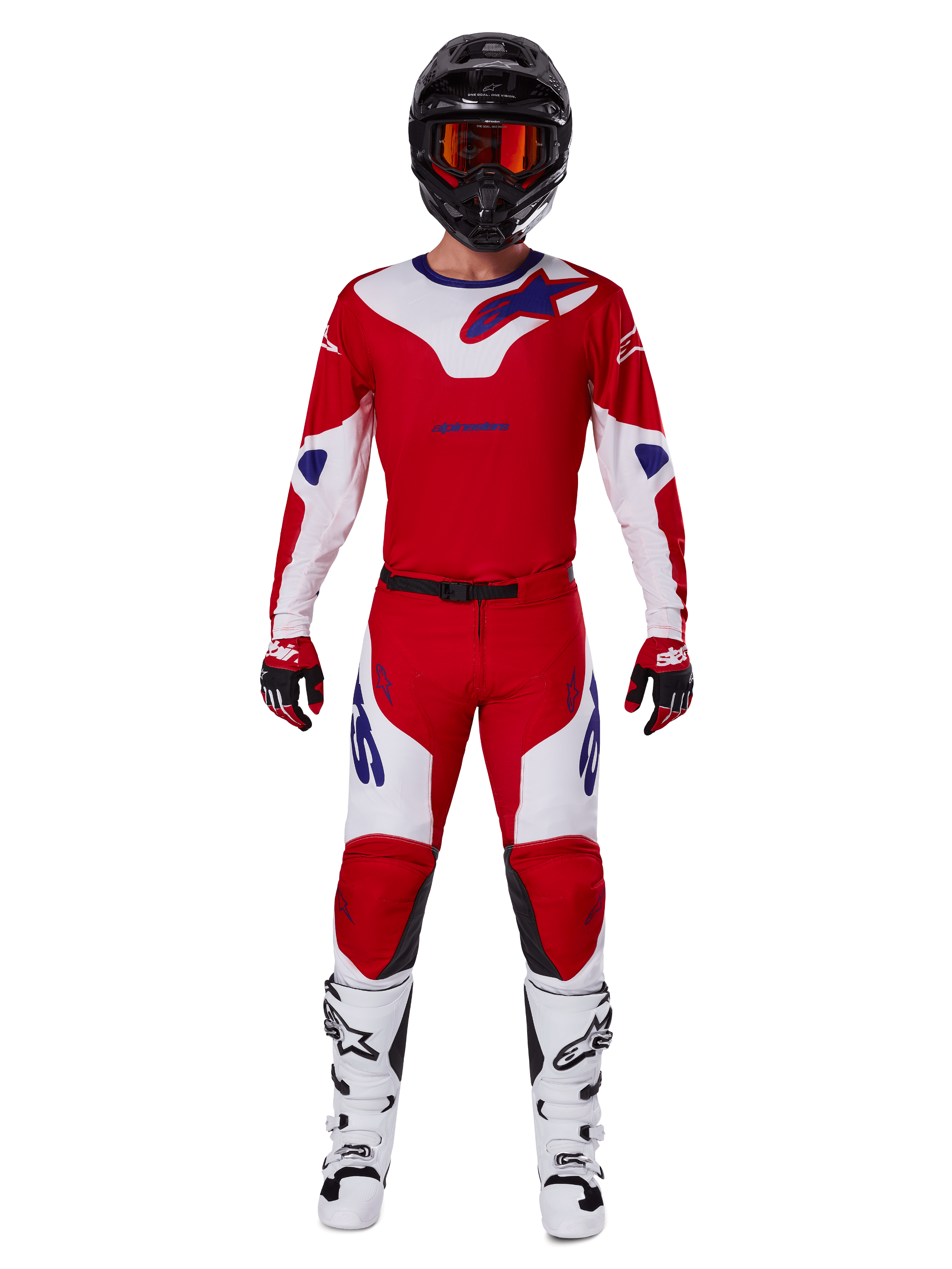 Piloto de motocross com o conjunto de equipamento Alpinestars 2025 Racer Veil, camisola e calças em vermelho vivo e branco com detalhes em azul, capacete preto com óculos vermelhos, botas brancas e luvas vermelhas e pretas, conjunto coordenado para corridas todo-o-terreno